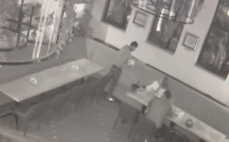 Furt într-un cunoscut restaurant din Cluj-Napoca. Un client a luat mingea semnată de jucătorii Generației de Aur