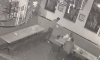 Furt într-un cunoscut restaurant din Cluj-Napoca. Un client a luat mingea semnată de jucătorii Generației de Aur
