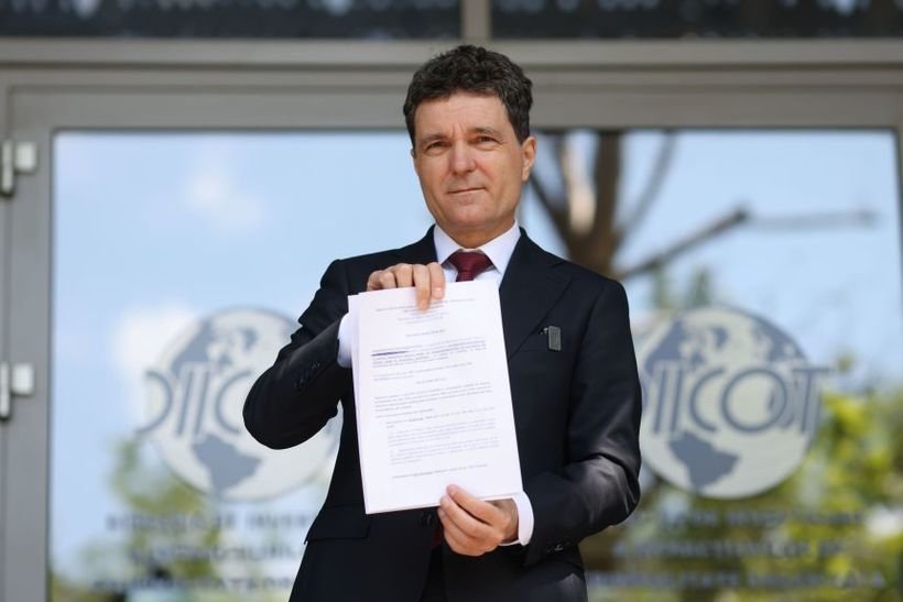 Continuă scandalul pozelor publicate de Lasconi. BEC a respins plângerea lui Nicușor Dan: „Fotografiile false vor circula libere în continuare”
