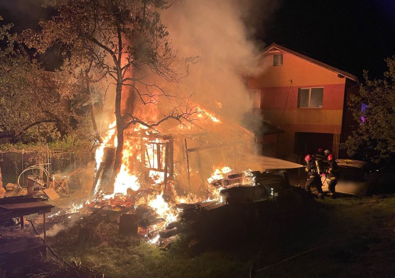 Incendiu pe o stradă din cartierul Andrei Mureșanu. S-au trimis trei autospeciale ISU și o ambulanță SMURD