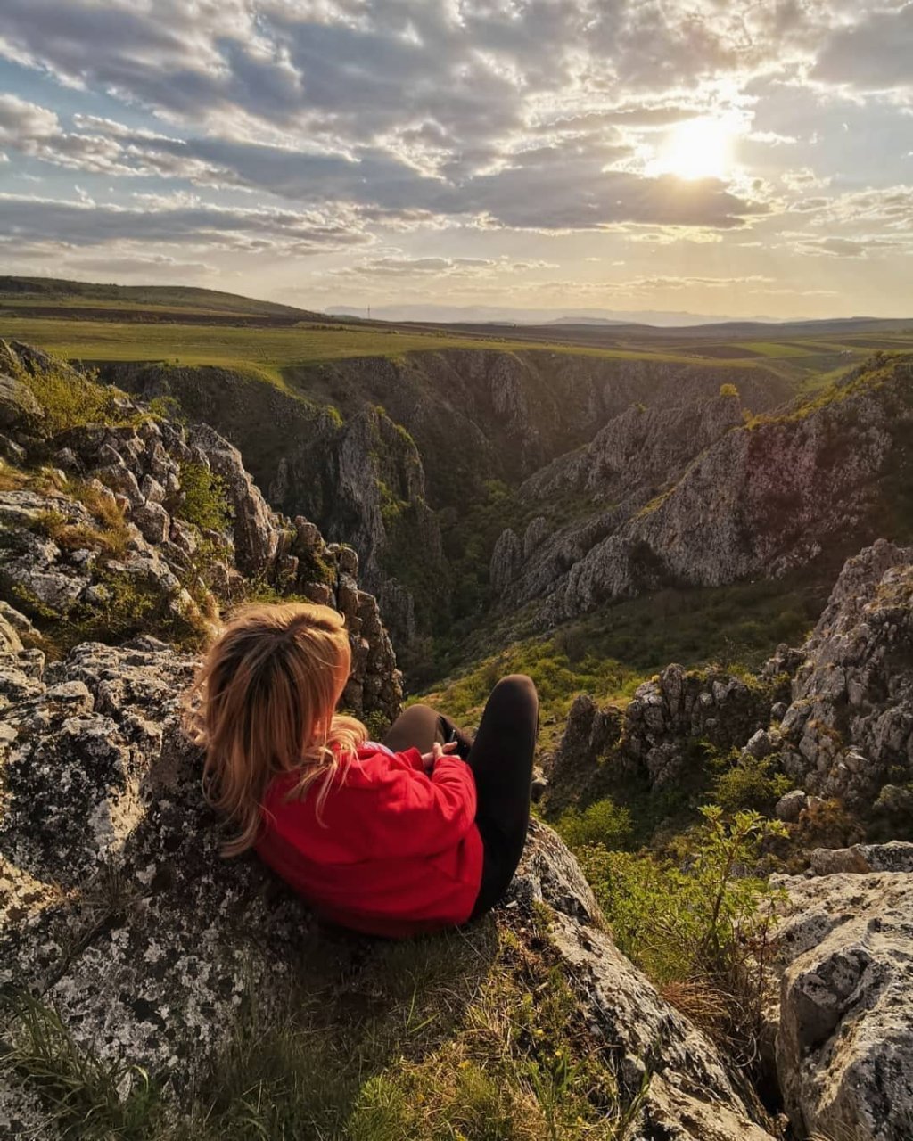 Destinație de weekend "cu de toate" la doi pași de Cluj: Relief sălbatic, peșteri, mici cascade și pereți de stâncă impresionanți