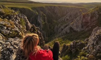 Destinație de weekend "cu de toate" la doi pași de Cluj: Relief sălbatic, peșteri, mici cascade și pereți de stâncă impresionanți