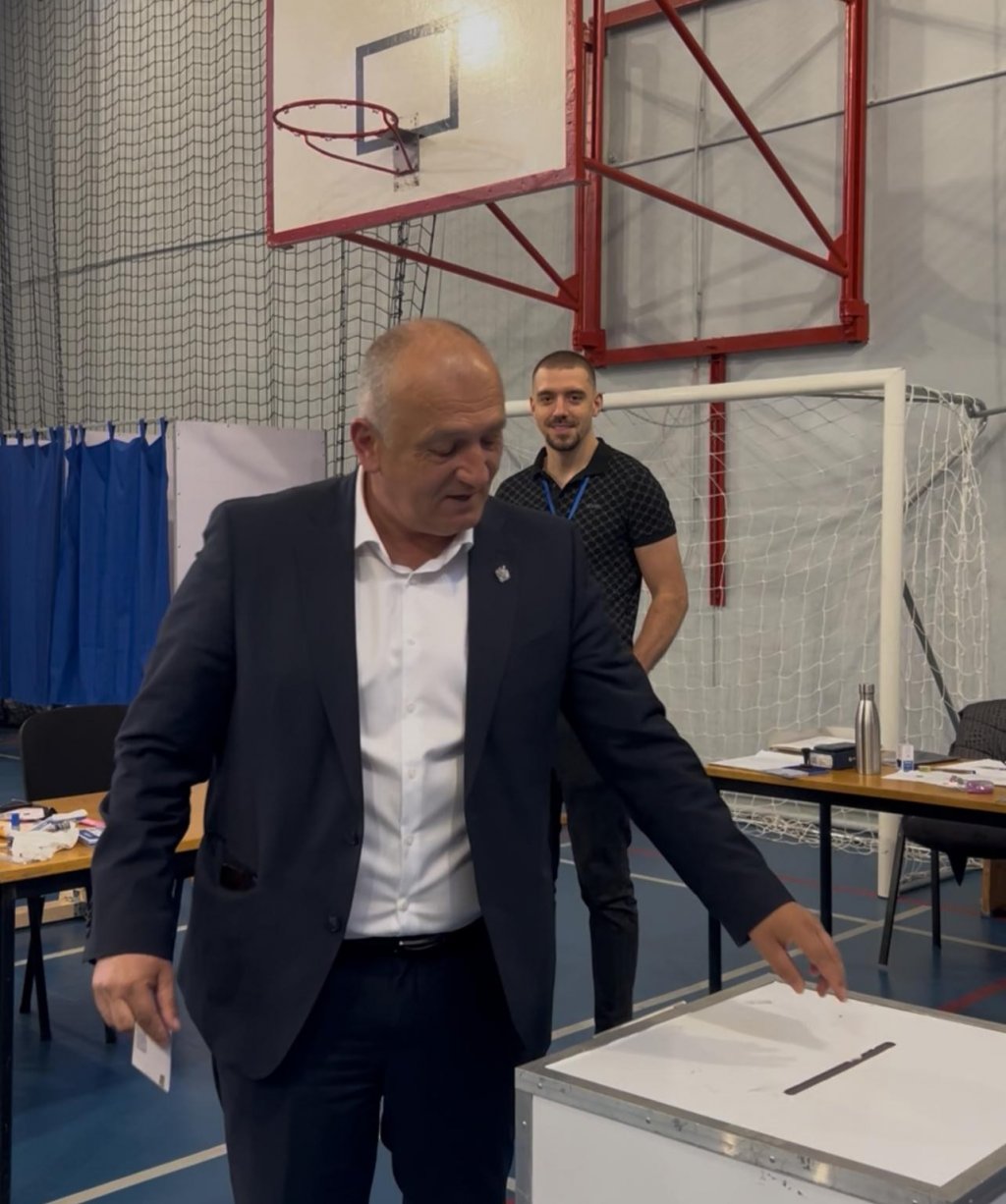 Senatorul Cristian Șipoș a votat pentru „o Românie demnă”. „Așteptăm ca românii să își aleagă președintele neinfluențați"