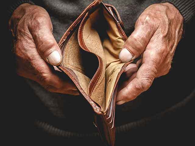 În două luni am putea rămâne fără bani de pensii şi salarii: "A venit mama tuturor crizelor"