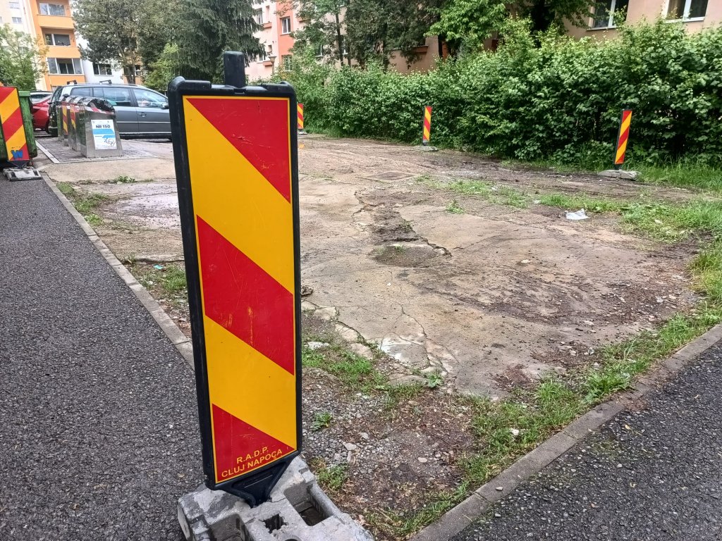 Vine ASFALTUL! Locatarii unui bloc din Cluj nu mai trebuie să adune bani pentru a umple cu pietriş gropile din faţa blocului