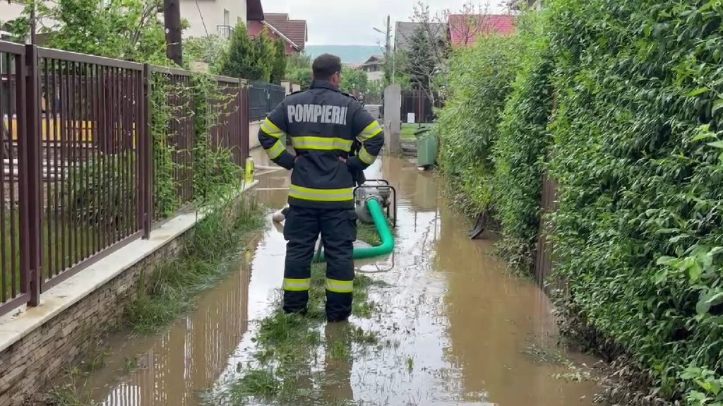 Intervențiile continuă în Florești după furtuna de noaptea trecută. Pompierii evacuează apa din șapte curți și subsoluri