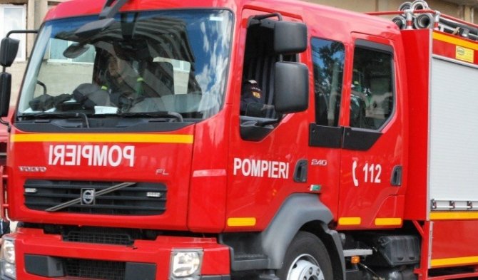 Incendiu într-un cimitir din Cluj-Napoca. Pompierii au intervenit de urgență