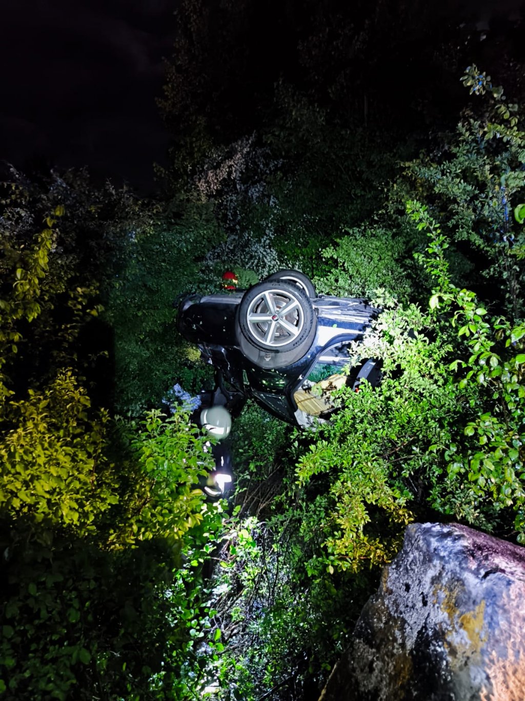 ACCIDENT în Floreşti: Trei tineri s-au răsturnat cu maşina noaptea trecută