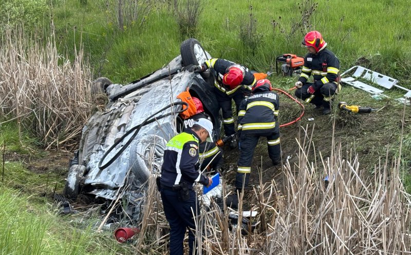 Tragedie cumplită într-un sat din Cluj: Patru persoane încarcerate într-o mașină răsturnată, două dintre ele au murit