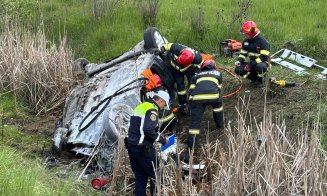 Tragedie cumplită într-un sat din Cluj: Patru persoane încarcerate într-o mașină răsturnată, două dintre ele au murit