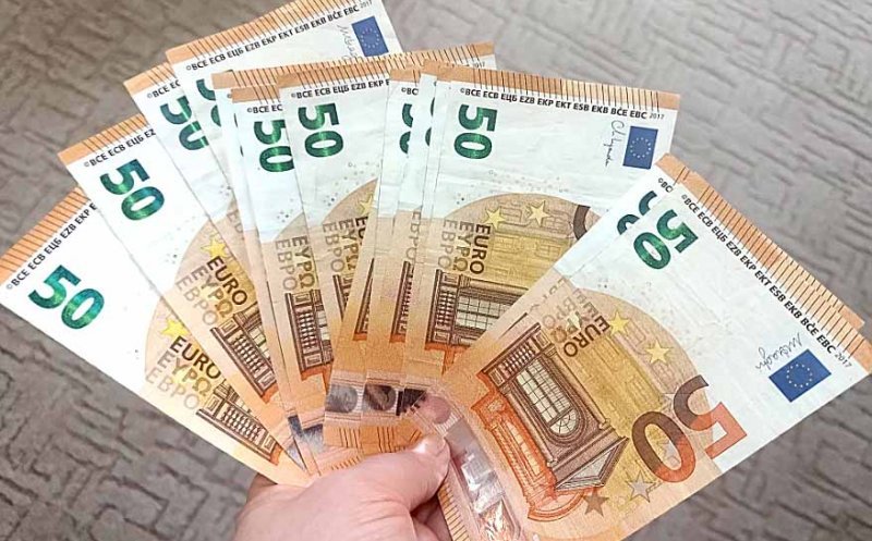 Euro pune frână creșterii RECORD și scade în weekend. Câți lei valorează și cât e valabil cursul