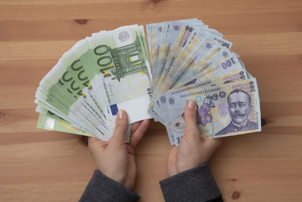 Leul începe mai bine săptămâna la cursul valutar. Cât a scăzut euro după mai multe zile de creșteri RECORD