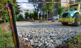 Avansează lucrările la bucata de drum de pe Padin. Se ridică şi maşini pentru că utilajele nu încap de ele