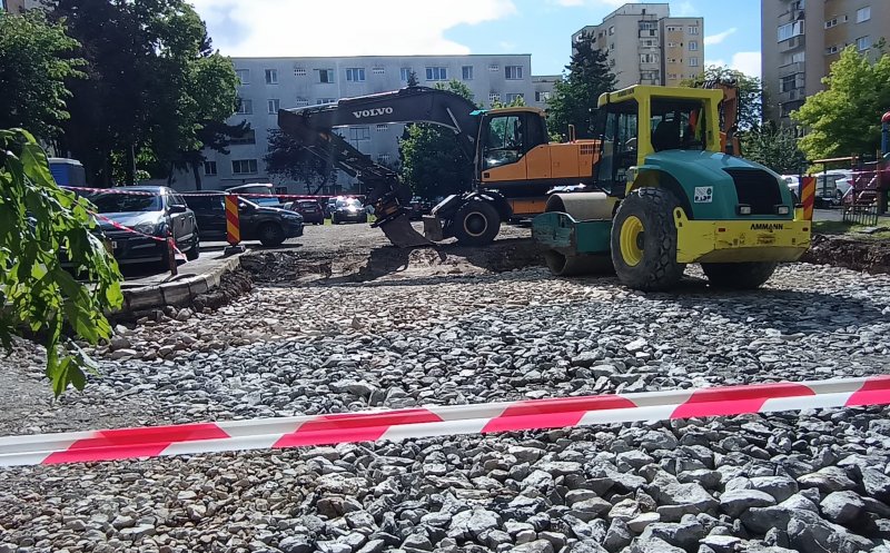 Avansează lucrările la o bucată de drum din Mănăştur. Se ridică şi maşini pentru că utilajele nu încap de ele