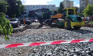 Avansează lucrările la o bucată de drum din Mănăştur. Se ridică şi maşini pentru că utilajele nu încap de ele