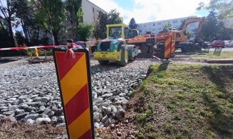Avansează lucrările la bucata de drum de pe Padin. Se ridică şi maşini pentru că utilajele nu încap de ele