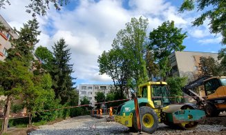 Avansează lucrările la bucata de drum de pe Padin. Se ridică şi maşini pentru că utilajele nu încap de ele