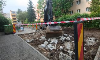 Avansează lucrările la bucata de drum de pe Padin. Se ridică şi maşini pentru că utilajele nu încap de ele
