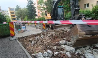 Avansează lucrările la bucata de drum de pe Padin. Se ridică şi maşini pentru că utilajele nu încap de ele