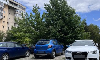 Avansează lucrările la bucata de drum de pe Padin. Se ridică şi maşini pentru că utilajele nu încap de ele