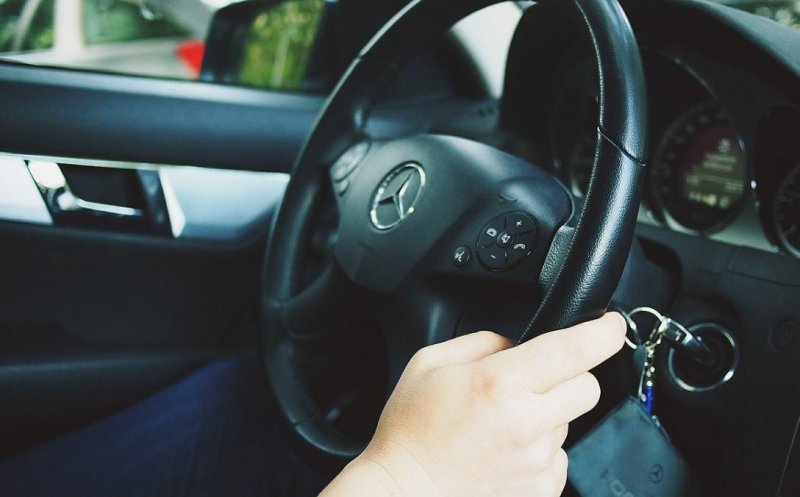 Au furat plăcuțele, au pus mâna pe o mașină și s-au plimbat fără permis: Doi tineri, arestați la Cluj