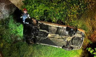 ACCIDENT în judeţul Cluj. Un şofer de 18 ani a căzut cu maşina de pe un pod. Care este starea victimei