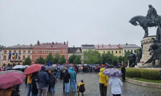Marș pentru DEMOCRAȚIE la Cluj-Napoca, în ultima zi de campanie pentru prezidențiale. Câteva mii de oameni s-au strâns în centrul Clujului