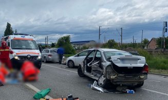 Accident GRAV cu 4 mașini în Dej. O tânără a „zburat” din vehicul. Cum s-a produs
