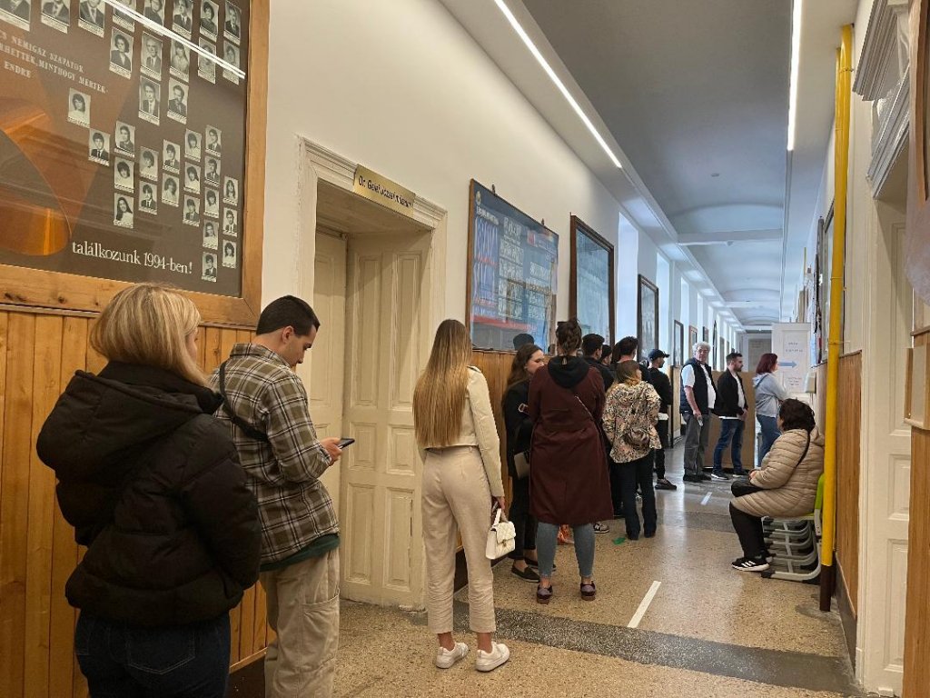 La Cluj-Napoca, în unele secții oamenii au stat la coadă ca să voteze / „Vrem să mergem înainte, nu înapoi"