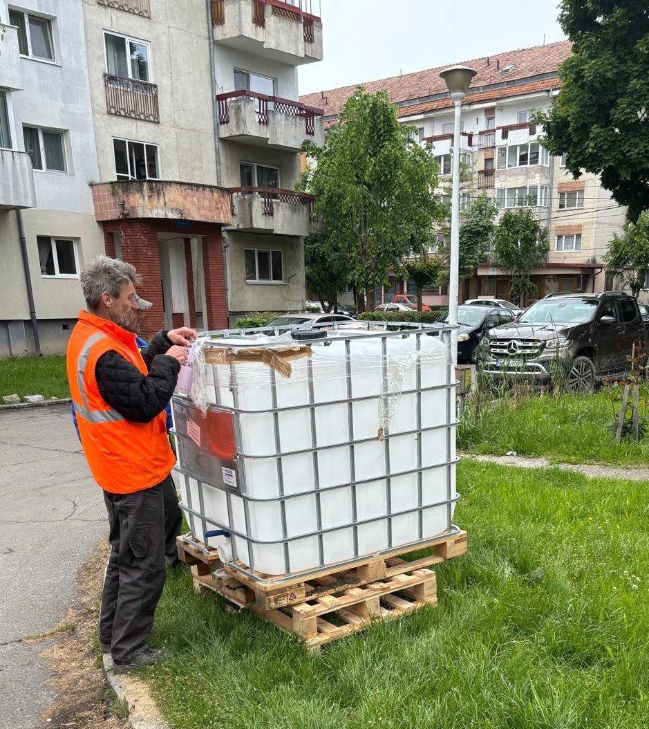 Zeci de rezervoare cu apă menajeră amplasate în Dej. 3 zile FĂRĂ APĂ în oraş