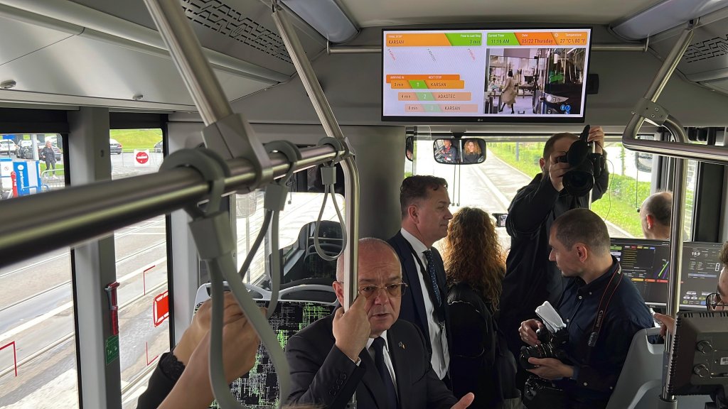AUTOBUZ FĂRĂ ȘOFER, în teste la Cluj-Napoca. Primarul Boc, printre călători / Când ar putea circula permanent pe străzile orașului