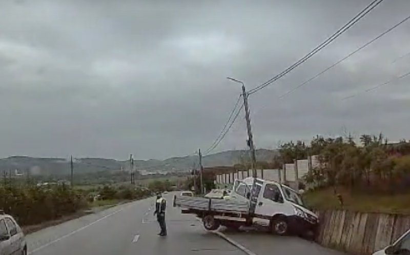 Accident rutier în județul Cluj: Microbuz și autoutilitară, proiectate în șanț după o coliziune
