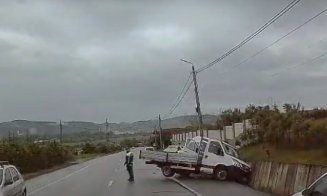 Accident rutier în județul Cluj: Microbuz și autoutilitară, proiectate în șanț după o coliziune