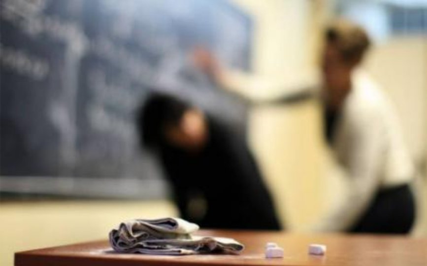 Caz șocant la o școală din Cluj! O învățătoare a tras de păr o elevă de 10 ani, a trântit-o pe scaun, apoi a insultat-o