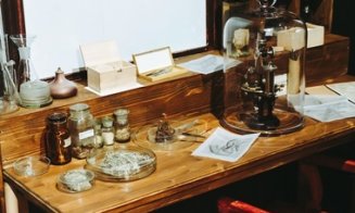 Costumul şi trusa de cercetare ale savantului Emil Racoviţă folosite în expediţia Belgica, expuse la Muzeul Naţional de Istorie a Transilvaniei