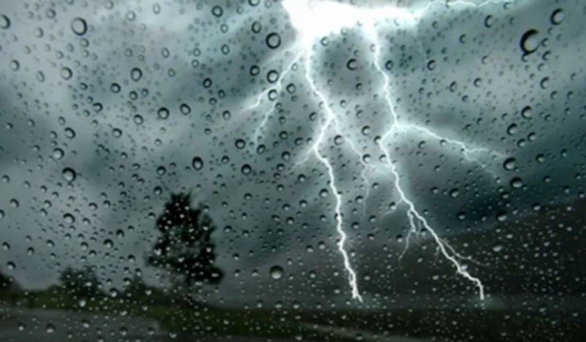 Weekend-ul începe cu vreme rea în toată țara! Clujul, sub COD GALBEN de ploi, descărcări electrice, vânt şi grindină