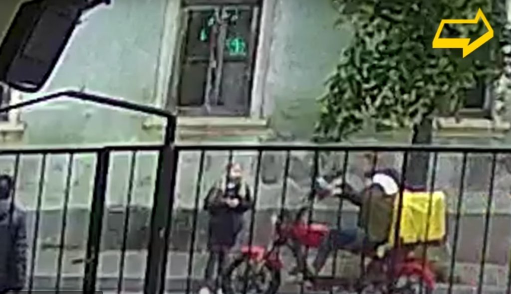 Cluj: O elevă a evitat în ultima clipă un livrator care a trecut pe roșu, chiar pe trecerea de pietoni