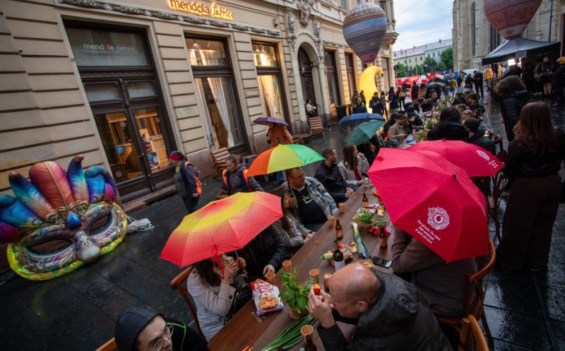 Imagini superbe de la Zilele Clujului. Ploaia nu i-a oprit pe clujeni să cineze în mijlocul străzii
