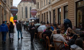 Imagini superbe de la Zilele Clujului. Ploaia nu i-a oprit pe clujeni să cineze în mijlocul străzii