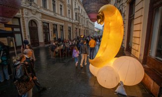 Imagini superbe de la Zilele Clujului. Ploaia nu i-a oprit pe clujeni să cineze în mijlocul străzii