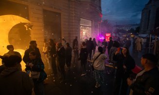 Imagini superbe de la Zilele Clujului. Ploaia nu i-a oprit pe clujeni să cineze în mijlocul străzii