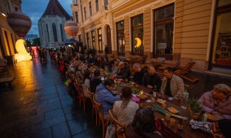 Imagini superbe de la Zilele Clujului. Ploaia nu i-a oprit pe clujeni să cineze în mijlocul străzii