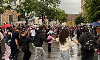 Imaginilie zilei! Clujenii au încins o horă în ploaie pe Kogălniceanu
