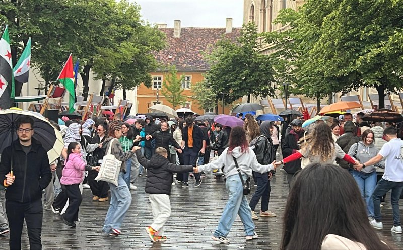 Imaginile zilei! Clujenii au încins o horă în ploaie de Zilele Orașului