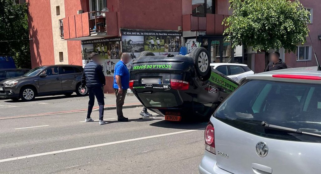 O mașină de școală de șoferi s-a răsturnat în plină stradă. Alte trei autoturisme, avariate. Precizările IPJ Cluj