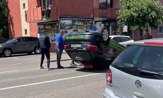 O mașină de școală de șoferi s-a răsturnat în plină stradă. Alte trei autoturisme, avariate. Precizările IPJ Cluj