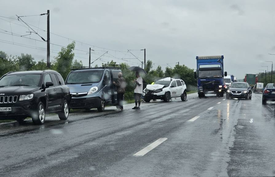 Accident în lanț la intrarea în Dej: Trei mașini și un camion s-au ciocnit. Trafic aglomerat