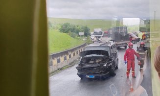 Accident rutier în județul Cluj: Trei victime, evaluate de paramedici. Descarcerarea a intervenit
