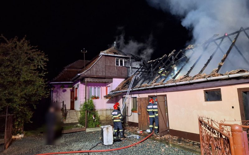 Acoperiș distrus de flăcări la o gospodărie din Turda. Zeci de pui de găină au murit iar doi oameni au făcut atac de panică