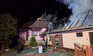 Acoperiș distrus de flăcări la o gospodărie din Turda. Zeci de pui de găină au murit iar doi oameni au făcut atac de panică
